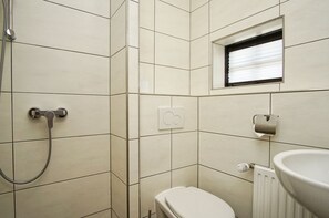 Shower, hair dryer - Close to the sea, quiet location, use of swimming pool and sauna - Haus Büdnerstube FeWo 2 (Middelhagen)