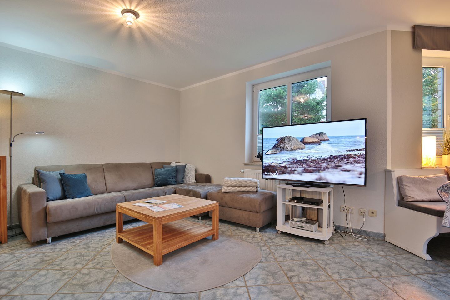 Fernseher, DVD-Player, Stereoanlage