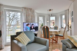 Fernseher, DVD-Player, Stereoanlage