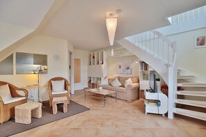 Fernseher, DVD-Player, Stereoanlage