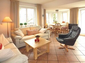 Fernseher, DVD-Player, Stereoanlage
