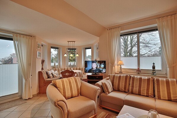 Fernseher, DVD-Player, Stereoanlage