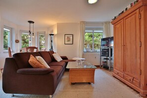 Fernseher, DVD-Player, Stereoanlage