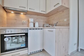 Fridge, oven, stovetop, coffee/tea maker