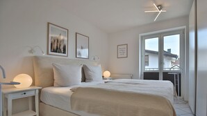 Een slaapkamer met een bed, nachtkastjes en een raam.