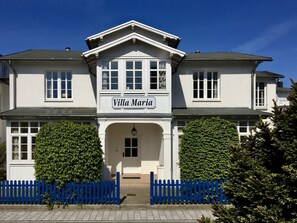 Villa Maria, un bâtiment à deux étages doté d’une façade symétrique, de grandes fenêtres et d’une entrée centrale.