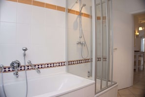 Dusche, Haartrockner, Handtücher