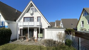 Exterior - Quiet location, vacation apartment with terrace and garden - Ferienhaus Solamar FeWo EG (Breege)