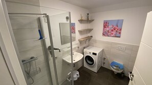 Shower, hair dryer - Quiet location, vacation apartment with terrace and garden - Ferienhaus Solamar FeWo EG (Breege)