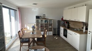 Kjøleskap, mikrobølgeovn, ovn og kokeplater