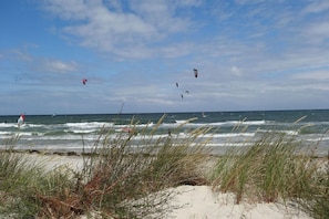 A beach with waves and windsurfing activity. - Vacation apartment in a quiet location with a balcony - Ferienhaus Solamar FeWo OG - (Breege)