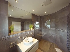 Shower, hair dryer - Close to the beach, balcony, sea view, sauna, free adventure pool - Beach House Palstek - (Göhren)