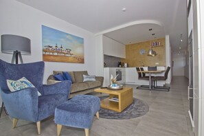 Télévision, cheminée, chaîne hi-fi