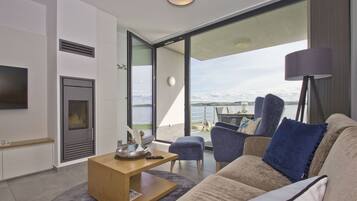 Fernseher, Kamin, Stereoanlage