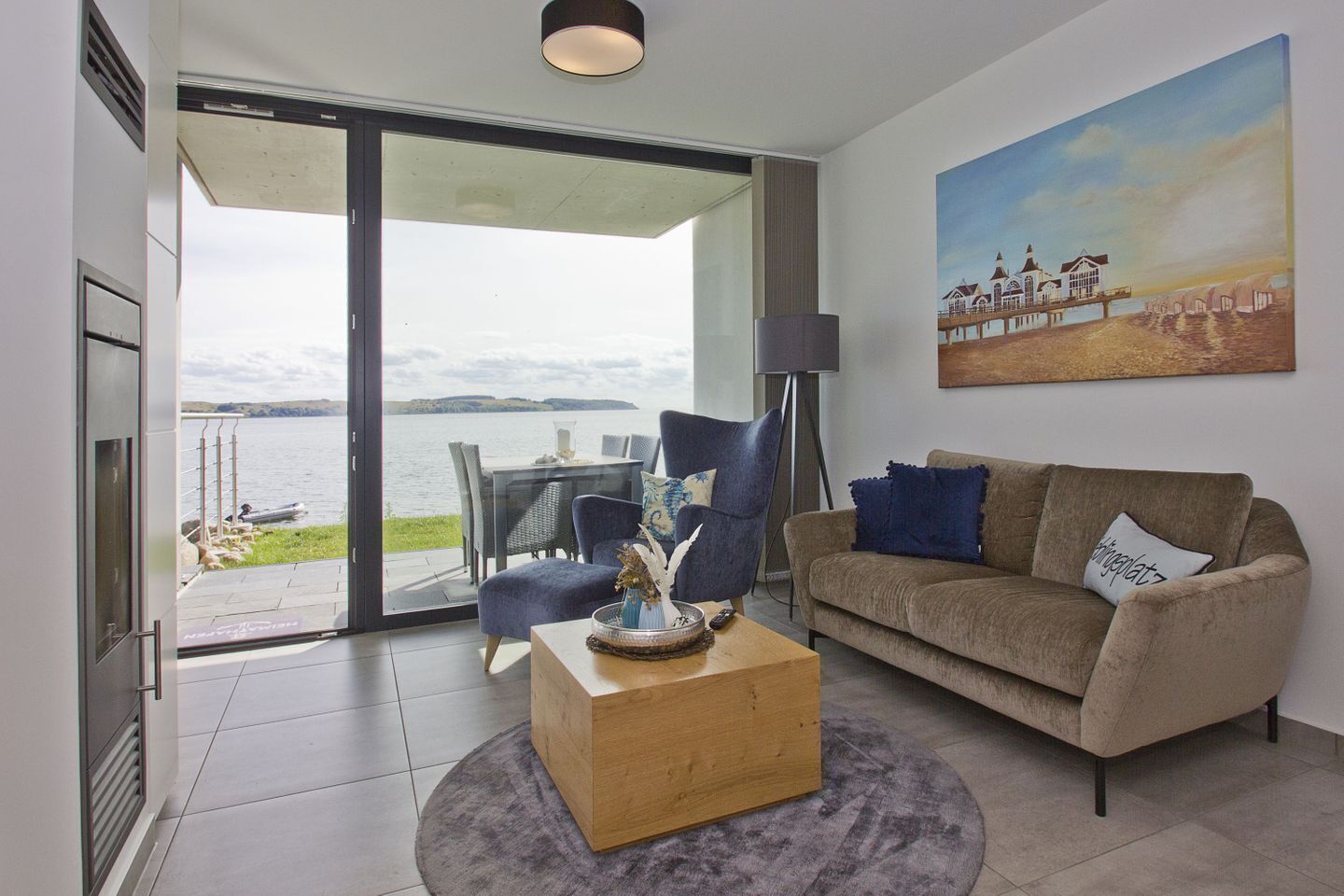 Télévision, cheminée, chaîne hi-fi