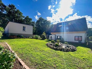 Property grounds - In a quiet location, free use of swimming pool and sauna - Ferienhus Baabe FeWo 01 - (Baabe)