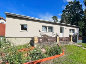 Terrace/patio - House in a quiet location, with free use of the pool and sauna - Ferienhus Baabe - F (Baabe)