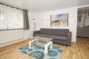 Living area - House in a quiet location, with free use of the pool and sauna - Ferienhus Baabe - F (Baabe)