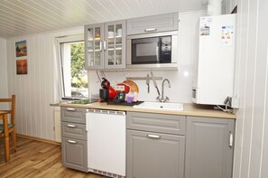 Private kitchen - House in a quiet location, with free use of the pool and sauna - Ferienhus Baabe - F (Baabe)