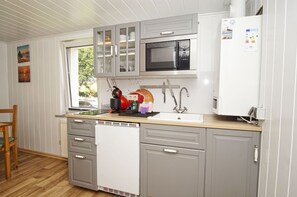 Réfrigérateur, micro-ondes, plaque de cuisson, cafetière/bouilloire