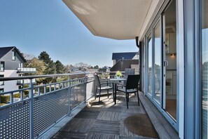 Unclassified image, 2 of 28, button