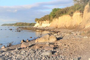 A rocky shoreline with large boulders and a cliff. - Villa Böck F-1105 - Villa Böck F-1105 An der Düne - Arkonablick View (Glowe)