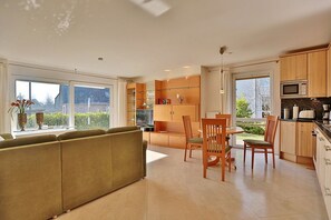 Unclassified image, 4 of 18, button