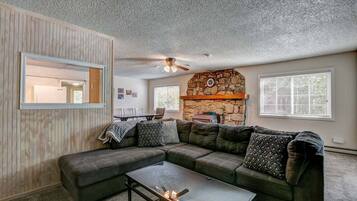 Smart TV, fireplace