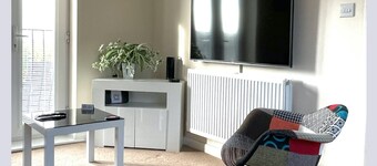 3 bedroom house with private parking, near Rushden Lakes