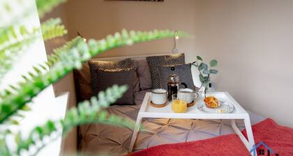 3 bedroom house with private parking, near Rushden Lakes