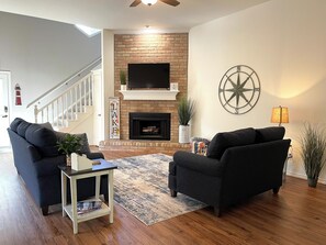 Smart TV, chimenea y libros