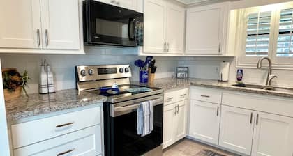 2300 Sq Ft, 4/2 ❤️ 2 Minutes From Lake Conroe