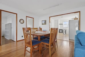 Dining - Orewa Kiwi Cabins - Pukeko (Orewa)