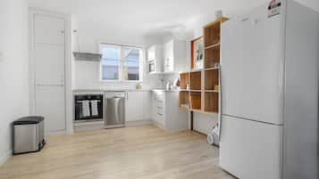 Refrigerador, microondas, horno y lavavajillas