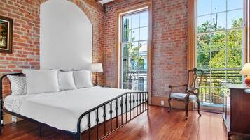 5 slaapkamers, een strijkplank/strijkijzer, reisbedje, wifi