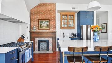 Een koelkast, een magnetron, een oven, een kookplaat