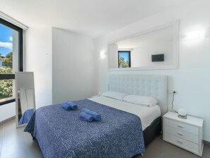 1 bedroom, desk, iron/ironing board, free Internet
