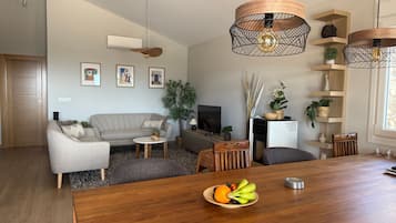 Televisie en een open haard