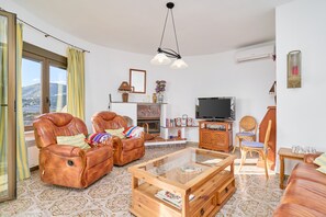 Fireplace - "Villa María" with Sea View, Garden, Balcony & Wi-Fi (Almunecar)