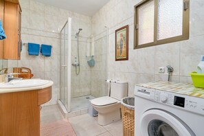 Douche, sèche-cheveux, serviettes fournies