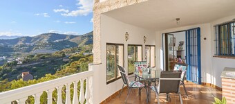 "Villa María" with Sea View, Garden, Balcony & Wi-Fi