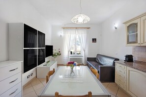 TV - Sunny Apartment Near the Sea on the New Cycle Path (Imperia)