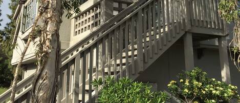 Un immeuble à plusieurs étages avec un escalier menant à un balcon.