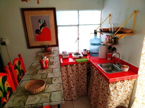 Frigorifero, piano cottura, macchina per tè/caffè, bollitore elettrico
