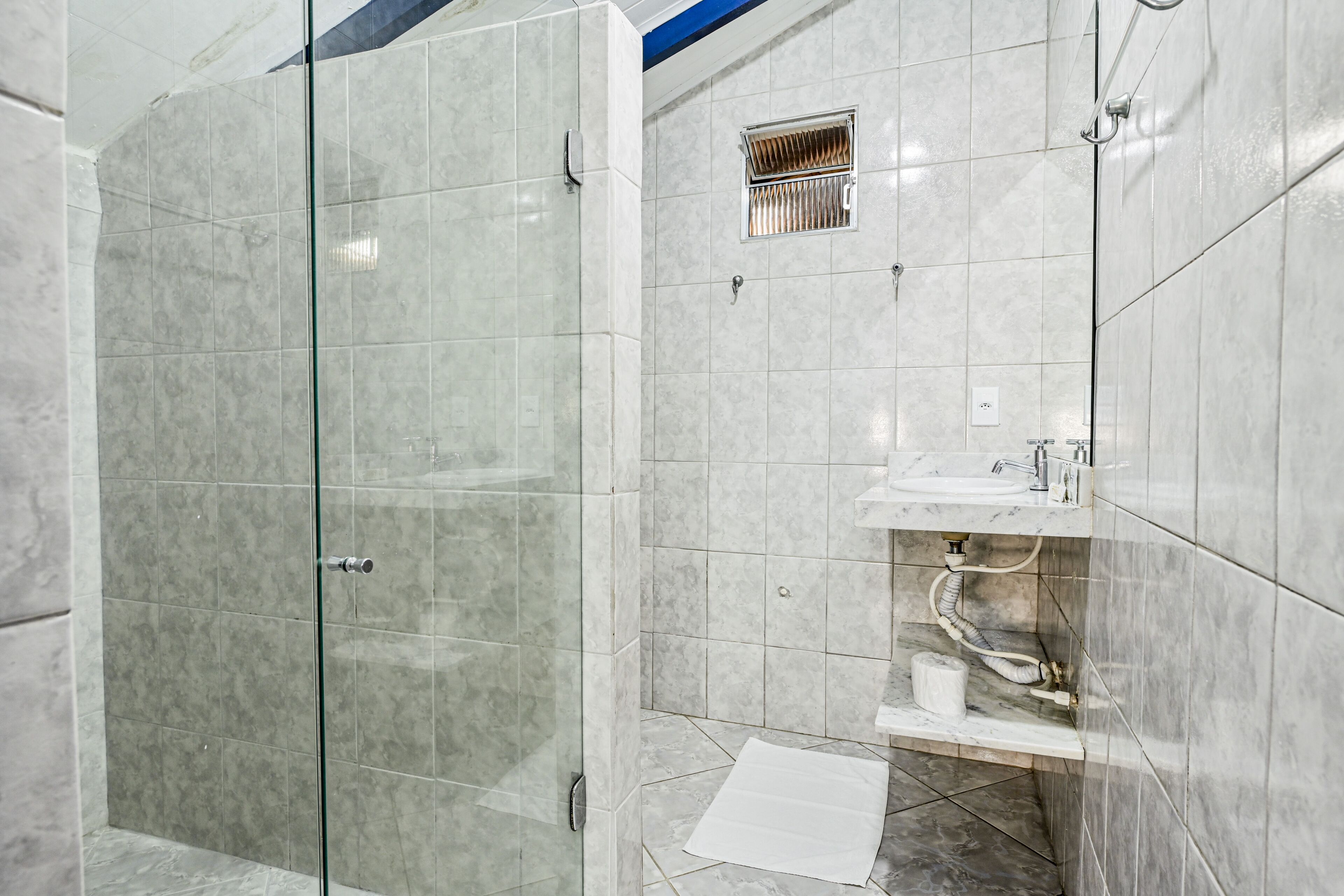 Suite Luxo Quadrupla | Badeværelse | Bruser, hårtørrer, håndklæder, Sæbe