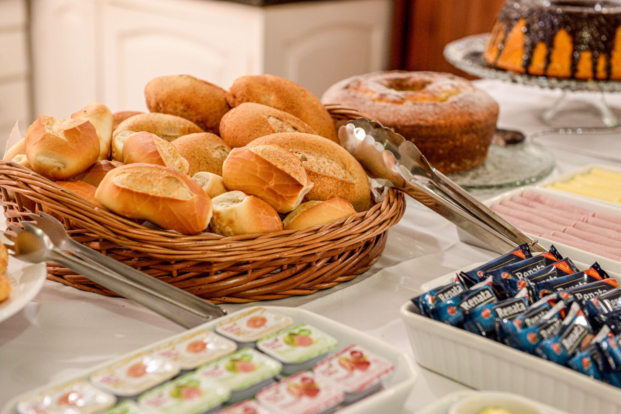 Un bufé con panes, bollería y aperitivos envasados.