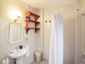 Baignoire, sĂšche-cheveux, serviettes fournies