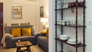 A living room with a grey sofa, yellow cushions, a small wooden table, and a decorative lamp. - Apartment 2 rooms-terrace Seville/Triana (Sevilla)