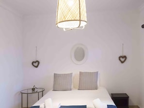 2 bedrooms, iron/ironing board, Internet, bed sheets