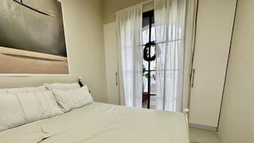3 bedrooms, desk, bed sheets, wheelchair access